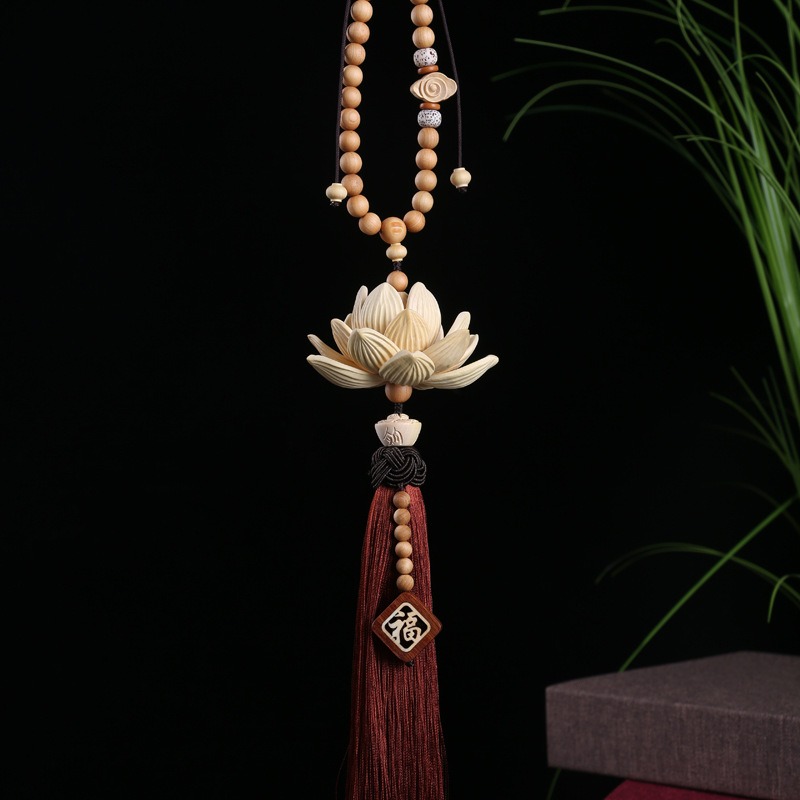 day-treo-phong-thuy-xe-hoi-chu-phuc-va-hoa-sen