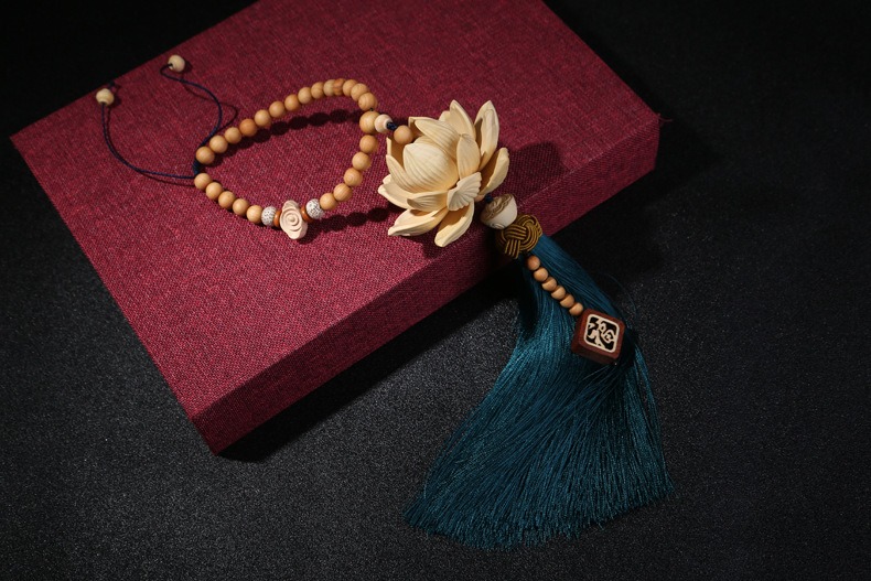 day-treo-phong-thuy-xe-hoi-chu-phuc-va-hoa-sen