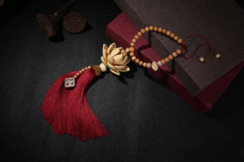 day-treo-phong-thuy-xe-hoi-chu-phuc-va-hoa-sen