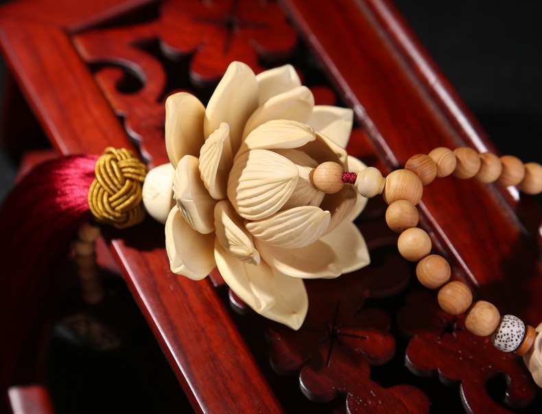 day-treo-phong-thuy-xe-hoi-chu-phuc-va-hoa-sen