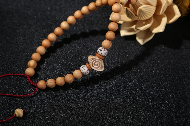 day-treo-phong-thuy-xe-hoi-chu-phuc-va-hoa-sen