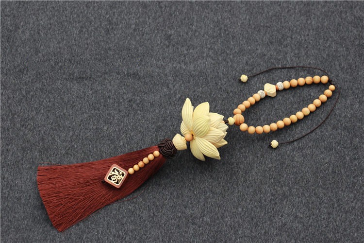 day-treo-phong-thuy-xe-hoi-chu-phuc-va-hoa-sen