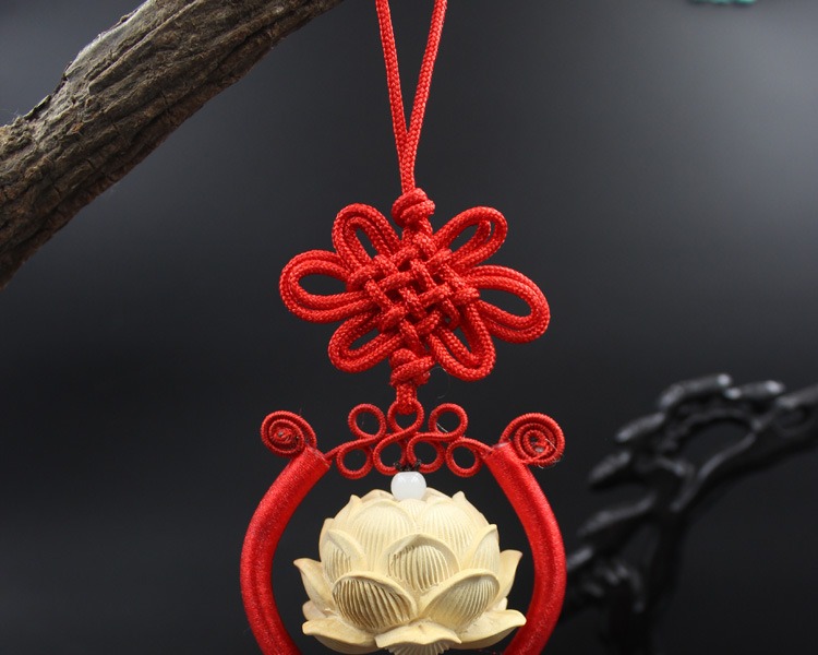 day treo xe hoi hinh hoa sen phong thuy