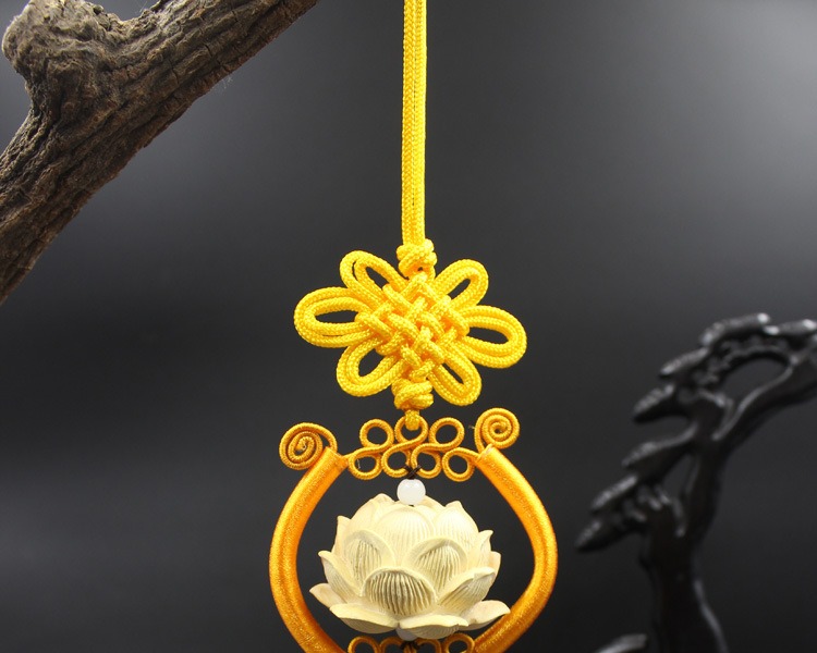 day treo xe hoi hinh hoa sen phong thuy