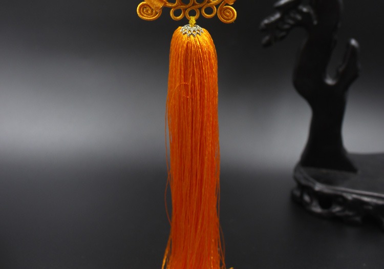 day treo xe hoi hinh hoa sen phong thuy