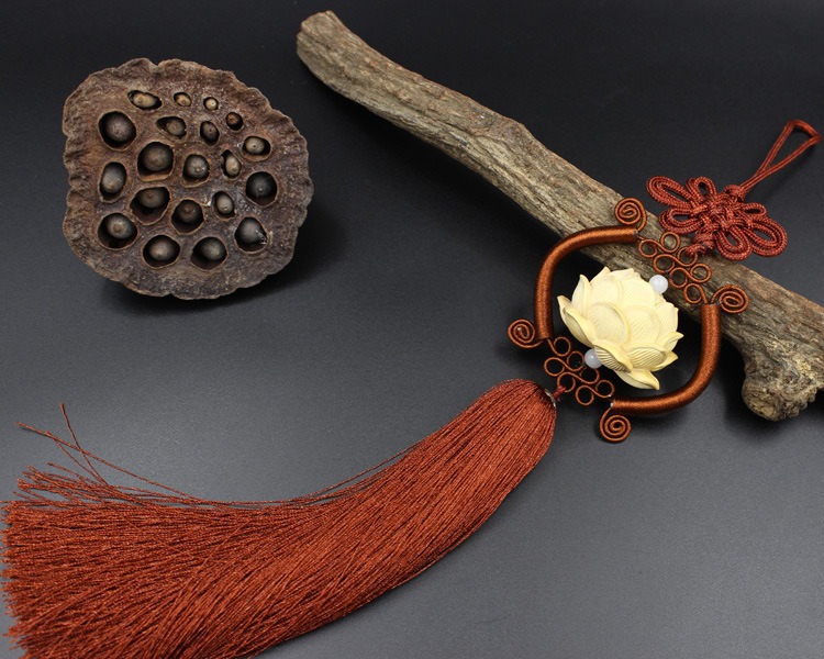 day treo xe hoi hinh hoa sen phong thuy