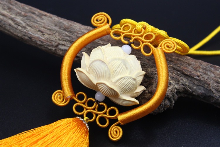 day treo xe hoi hinh hoa sen phong thuy