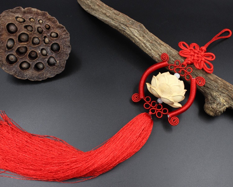 day treo xe hoi hinh hoa sen phong thuy