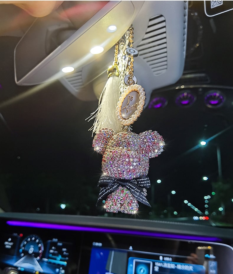 day-treo-xe-o-to-gau-kaws