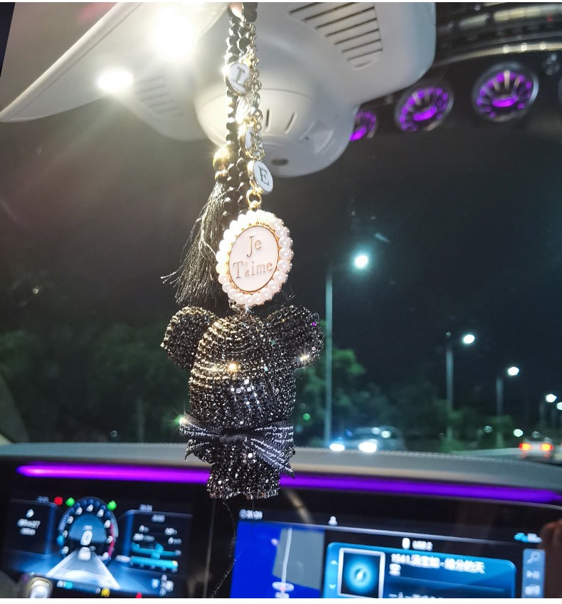 day-treo-xe-o-to-gau-kaws