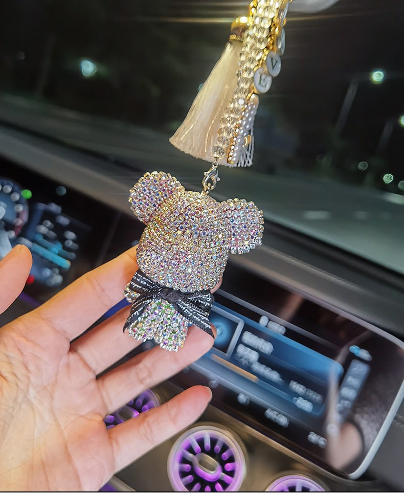 day-treo-xe-o-to-gau-kaws