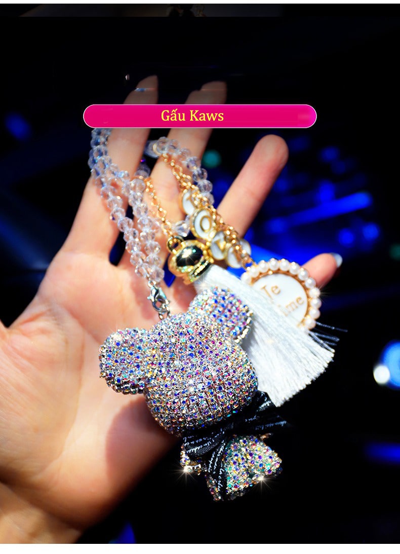 day-treo-xe-o-to-gau-kaws