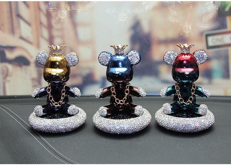 do-trang-tri-xe-oto-gau-kaws