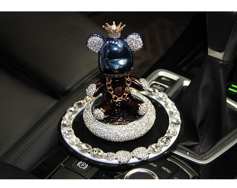 do-trang-tri-xe-oto-gau-kaws