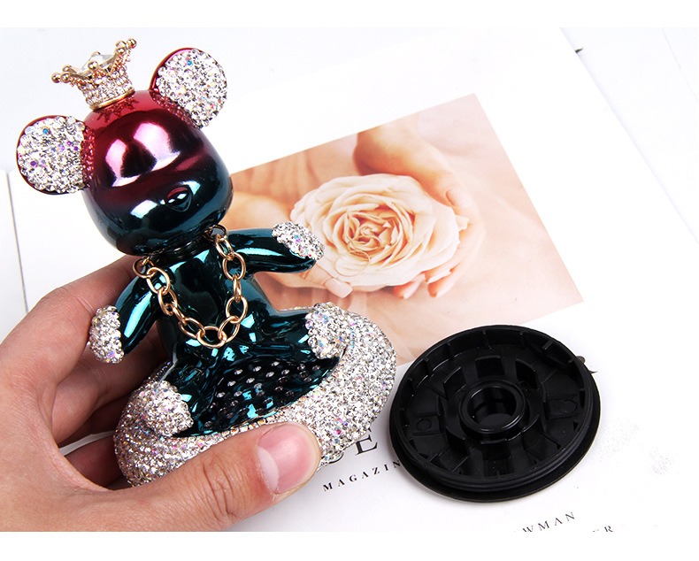 do-trang-tri-xe-oto-gau-kaws