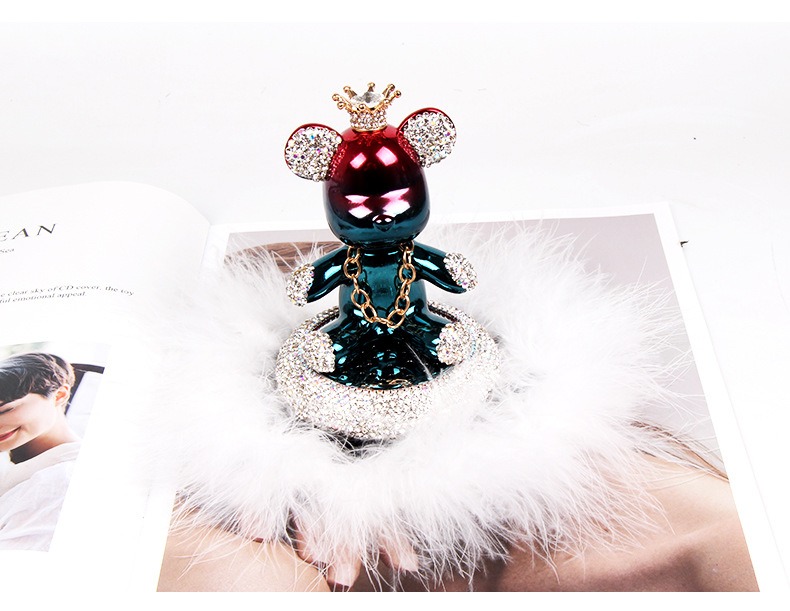 do-trang-tri-xe-oto-gau-kaws