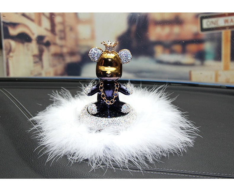 do-trang-tri-xe-oto-gau-kaws