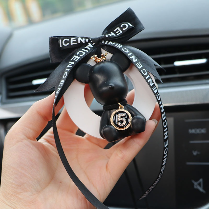 khanh-treo-o-to-gau-kaws-ket-hop-nuoc-hoa