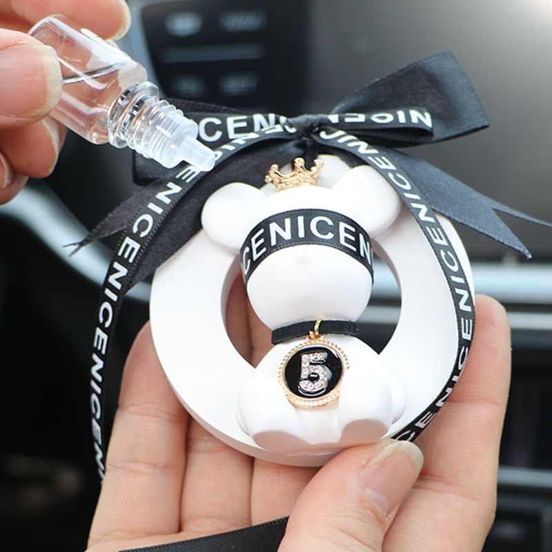 khanh-treo-o-to-gau-kaws-ket-hop-nuoc-hoa