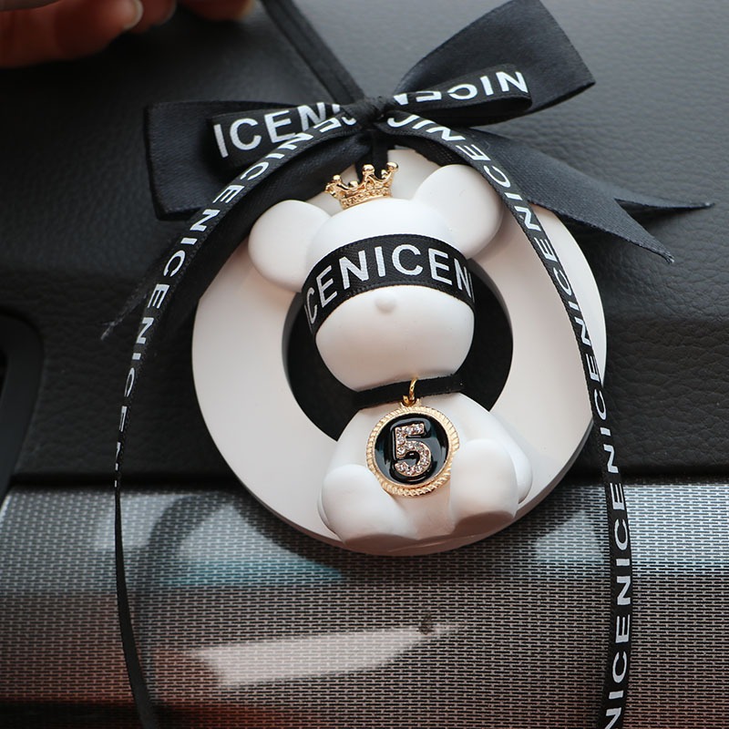 khanh-treo-o-to-gau-kaws-ket-hop-nuoc-hoa