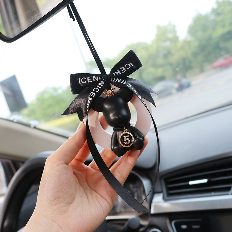 khanh-treo-o-to-gau-kaws-ket-hop-nuoc-hoa