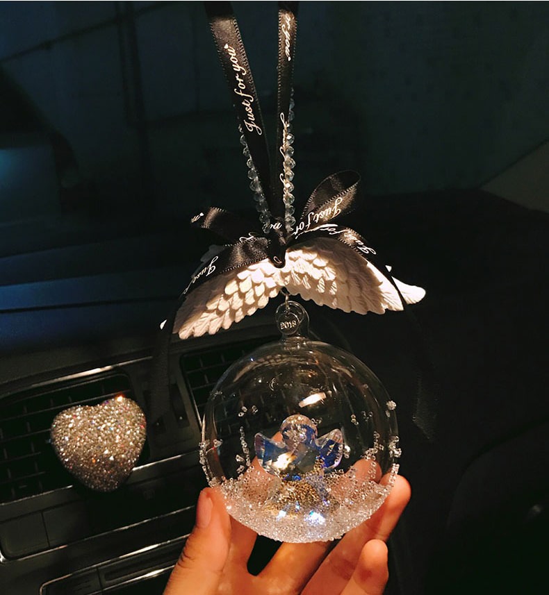 khanh-treo-xe-oto-bong-thuy-tinh-de-thuong-dep-mat-cho-xe-hoi