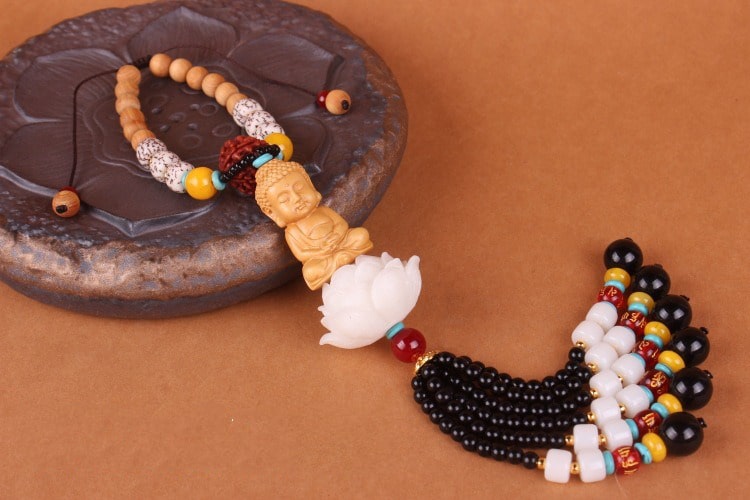 khanh-treo-xe-oto-phat-toa-dai-sen-trang