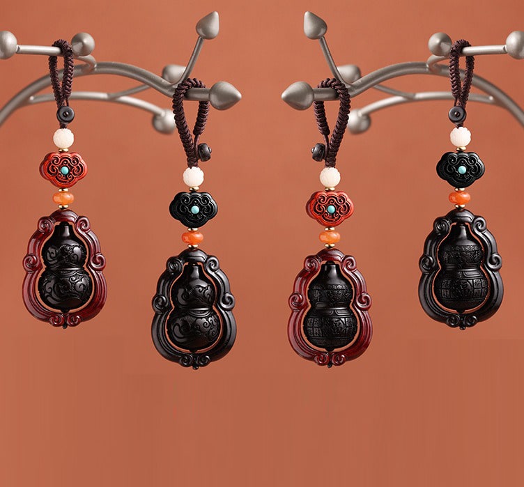 moc-khoa-phong-thuy-bau-ho-lo-bang-go