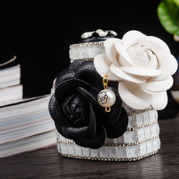 nuoc hoa xe oto trang tri 