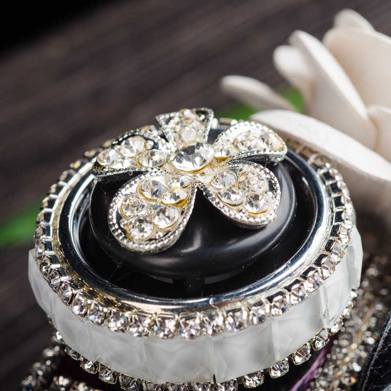 nuoc hoa xe oto trang tri 