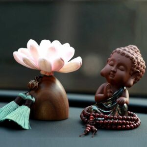 Tượng phật để oto cùng đài sen vừa kết hợp làm dầu thơm vừa làm decor trang trí đẹp mắt