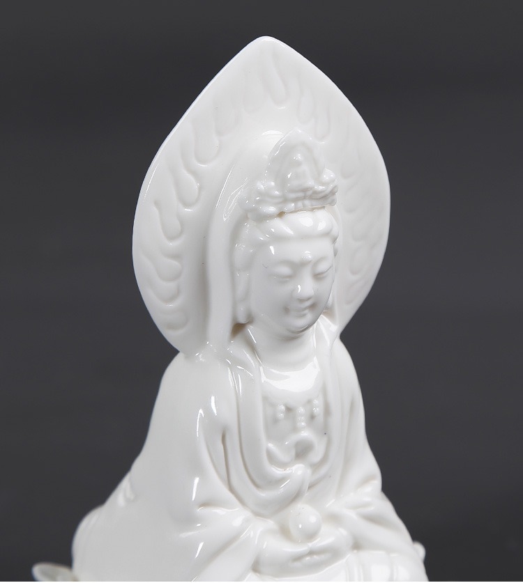 tuong-phat-de-oto-phat-ba-quan-am