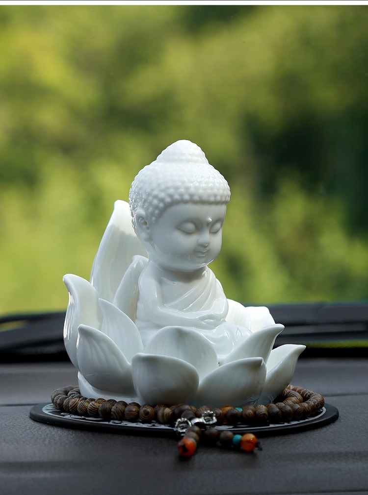 tuong-phat-nhu-lai-toa-dai-sen-de-oto-bang-gom-su