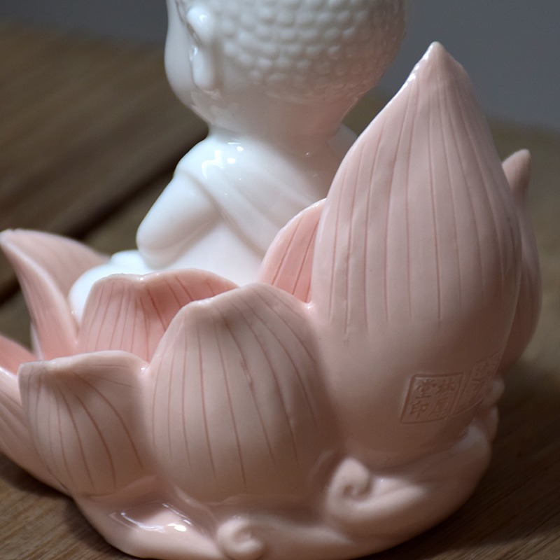 tuong-phat-nhu-lai-toa-dai-sen-de-oto-bang-gom-su