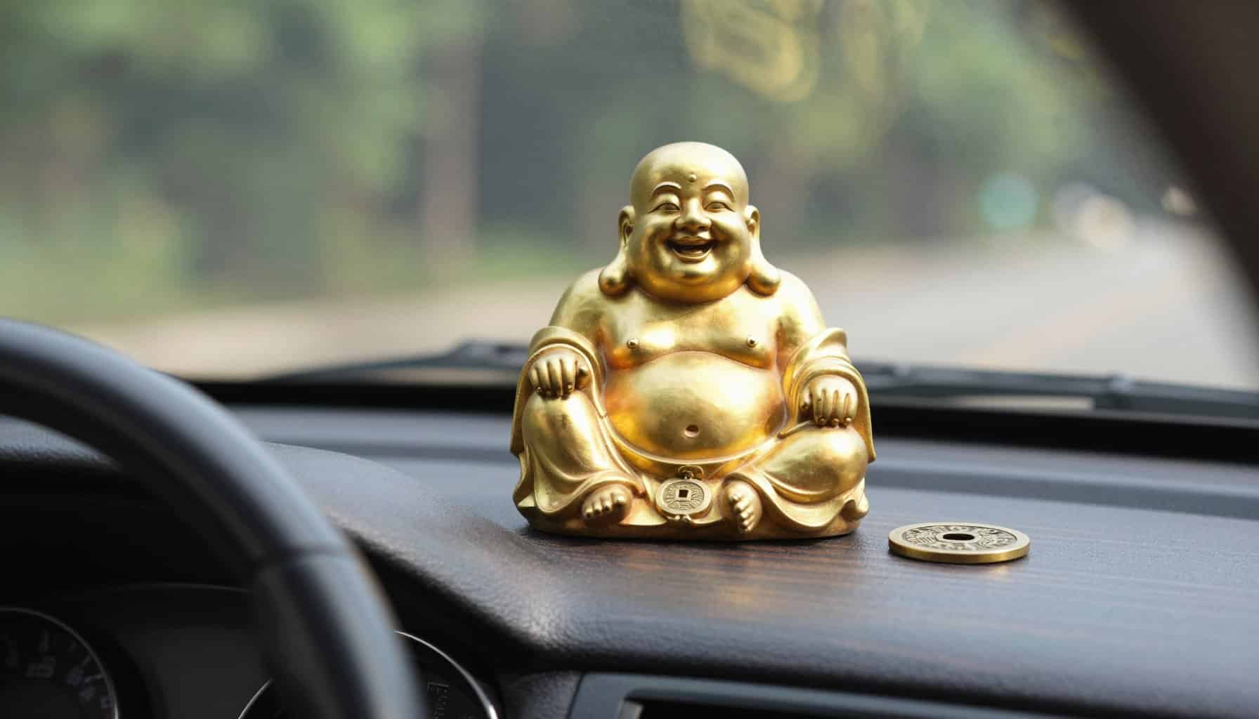 tượng phật cười để ô tô ý nghĩa sung túc trên taplo