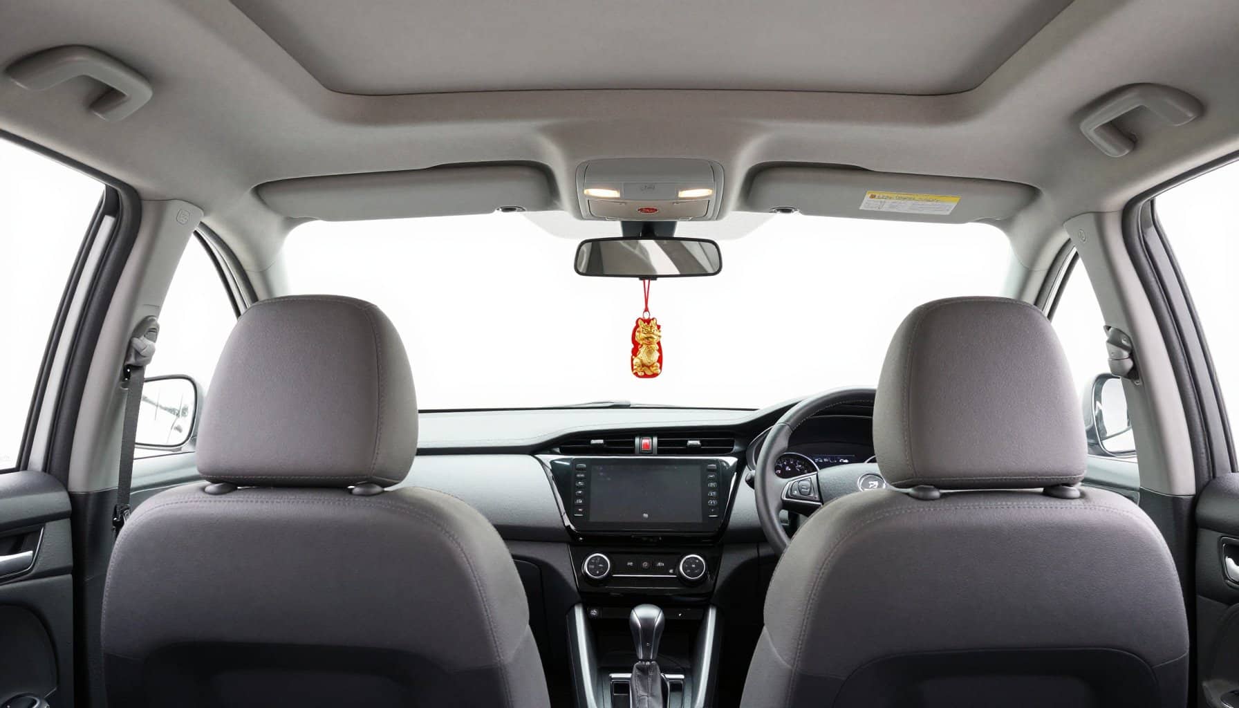 Móc khóa ô tô tỳ hưu cầu tài sử dụng đúng cách cho tài xế